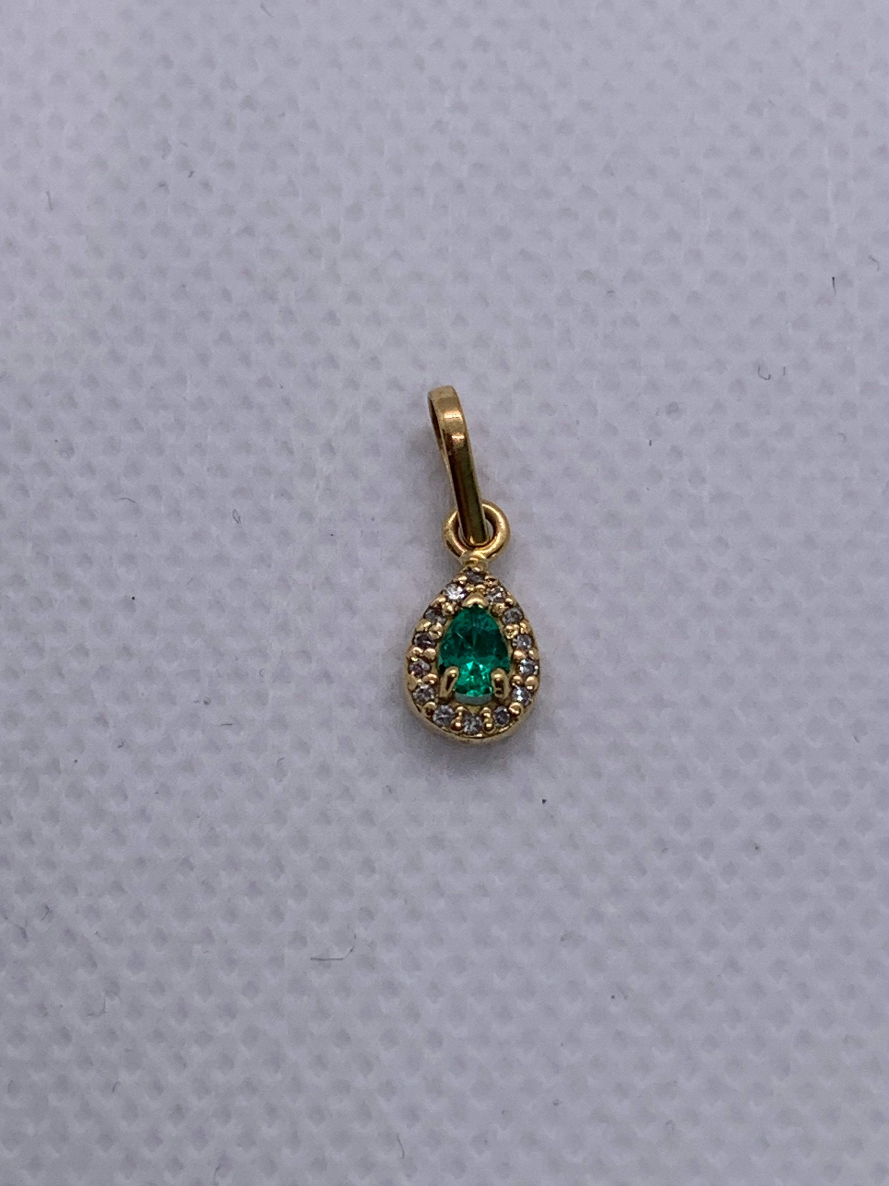 Dije Lagrima Emerald
